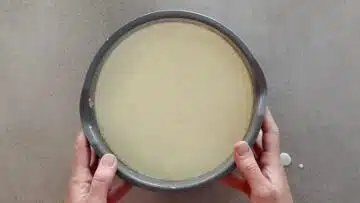 Kalorienarmer Käsekuchen: Weiterrühren