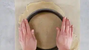 Keto Pizza ausstechen