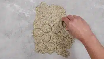 Knusprige Kekse ohne Zucker: Teig ausrollen und ausstechen