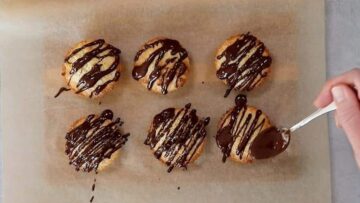 Kokosmuffins ohne Zucker dekorieren