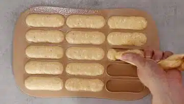 Löffelbiskuit ohne Zucker: Aufspritzen