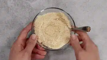 Löffelbiskuit ohne Zucker: mischen