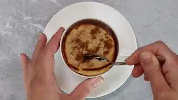 Low Carb Apfel Tassenkuchen: Backen