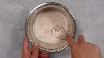 Low Carb Apfel Tassenkuchen: Mischen