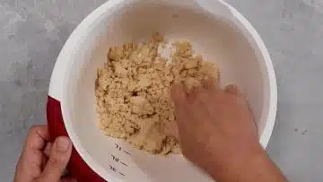 Low Carb Apple Crumble ohne Zucker: Streusel zubereiten