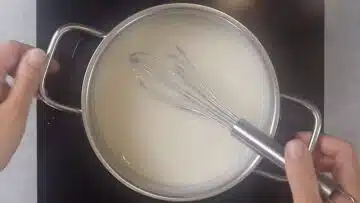 Low Carb Bienenstich ohne Zucker: Vanillecreme kochen