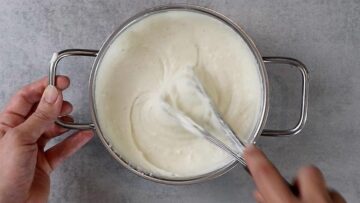 Low Carb Bienenstich ohne Zucker: Vanillecreme kühlen