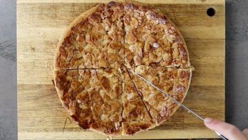 Low Carb Bienenstich ohne Zucker: Vorschneiden