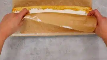 Low Carb Biskuitrolle: Aufrollen