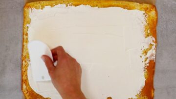 Low Carb Biskuitrolle: Füllung verstreichen