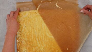 Low Carb Biskuitrolle: Stürzen