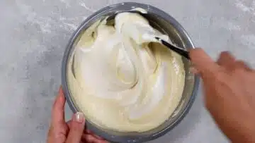 Low Carb Biskuitrolle: Unterheben