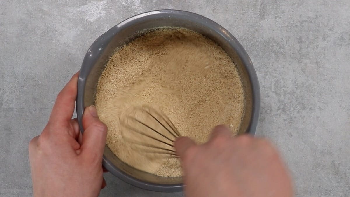 Low Carb Brot Grundrezept mischen