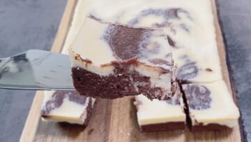 Low Carb Brownie Cheesecake abkühlen