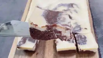 Low Carb Brownie Cheesecake abkühlen