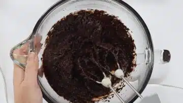 Low Carb Brownie Cheesecake schmelzen