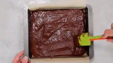 Low Carb Brownie Cheesecake umfüllen