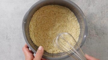 Low Carb Burger Brötchen: Mischen