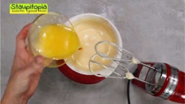 Low Carb Butterkuchen Eier aufschlagen