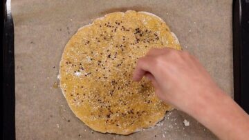 Low Carb Fladenbrot: Bestreuen