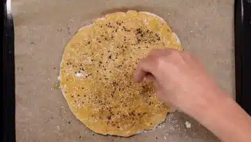 Low Carb Fladenbrot: Bestreuen