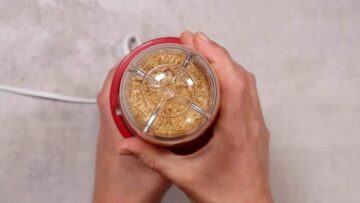 Low Carb Fladenbrot: Mahlen