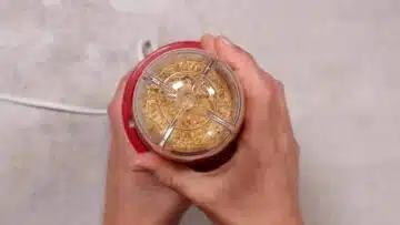 Low Carb Fladenbrot: Mahlen