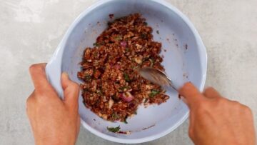 Low Carb Frikadellen mischen