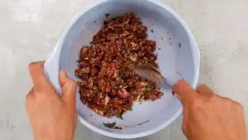 Low Carb Frikadellen mischen