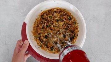 Low Carb Gemüseburger verrühren