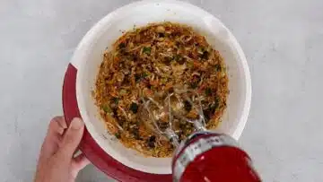 Low Carb Gemüseburger verrühren