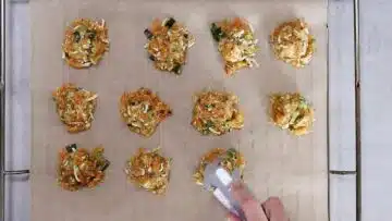 Low Carb Gemüsepuffer aus dem Backofen formen