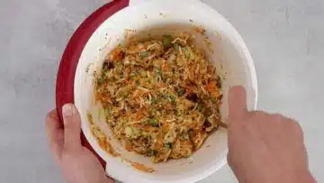 Low Carb Gemüsepuffer aus dem Backofen mischen