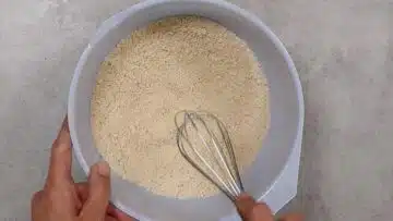 Low Carb Hot Dog Brötchen: Mischen