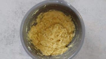 Low Carb Käsebällchen: Rühren