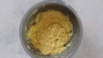 Low Carb Käsebällchen: Rühren