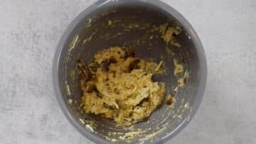 Low Carb Käsebällchen: Unterheben