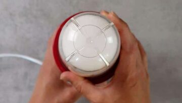 Low Carb Käsekuchen mit Erdbeeren: Pürieren