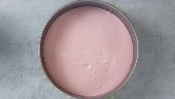 Low Carb Käsekuchen mit Erdbeeren: Umfüllen