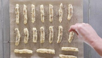 Low Carb Käsestangen: backen