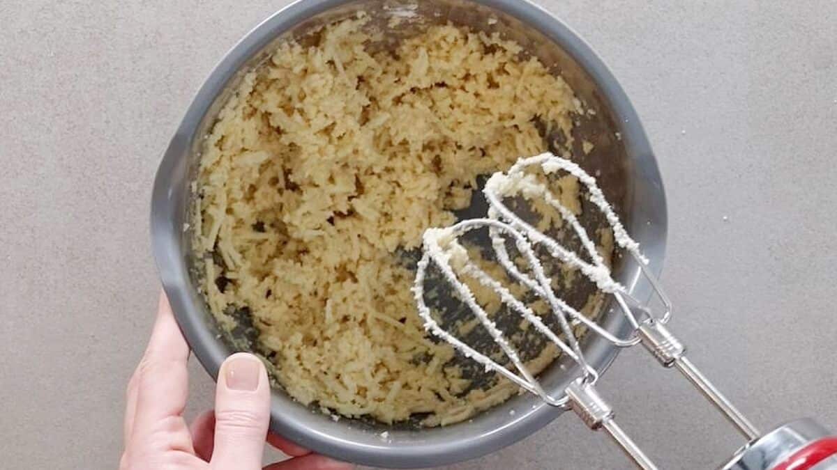 Low Carb Käsestangen: Rühren