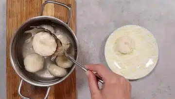 Low Carb Knödel: ziehen lassen