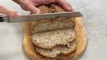 Low Carb Körnerbrot ohne Mehl kühlen