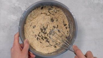 Low Carb Körnerbrot ohne Mehl trockene Zutaten mischen