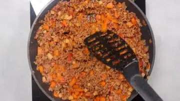 Low Carb Lasagne: Bolognese zubereiten