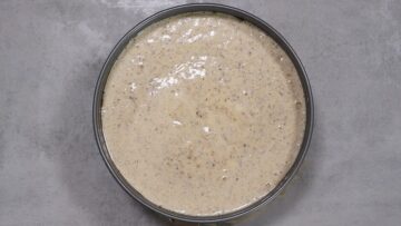 Low Carb Nusskuchen: Teig einfüllen