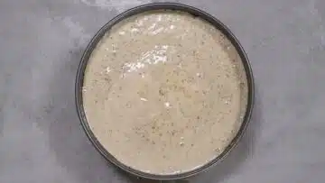 Low Carb Nusskuchen: Teig einfüllen