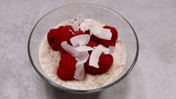 Low Carb Protein Porridge anrichten