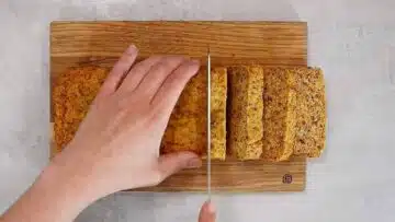 Low Carb Rüblikuchen ohne Mehl: Schneiden