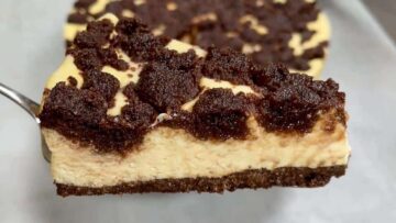 Low Carb russischer Zupfkuchen ohne Zucker kühlen und anschneiden